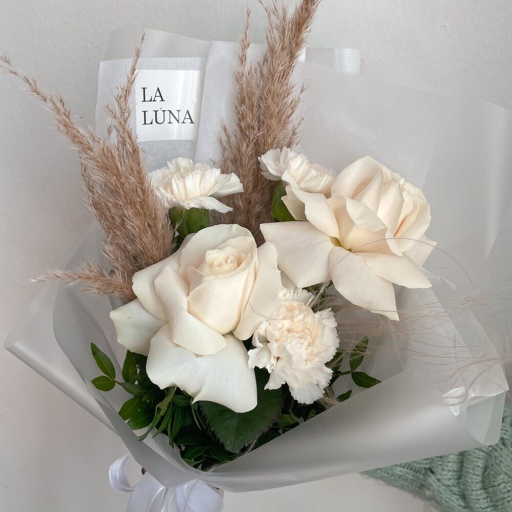 Авторский комплимент с сухоцветами, розами и диантусами