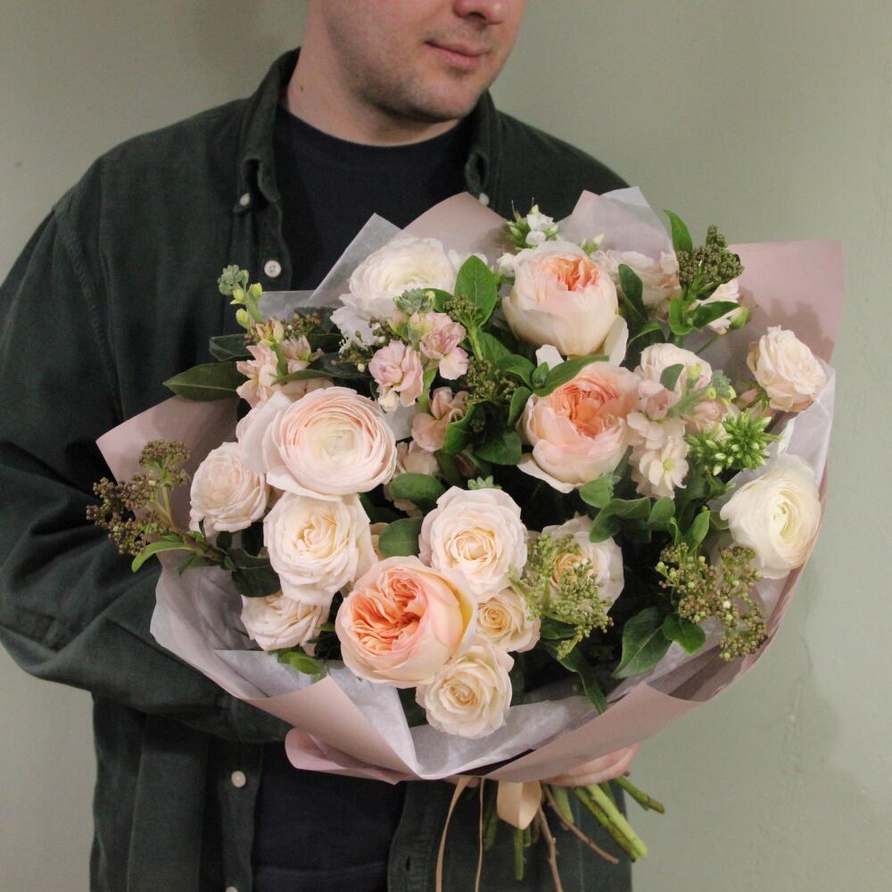 Вечерний сад - Букет с ранункулюсами и пионовидными розами
