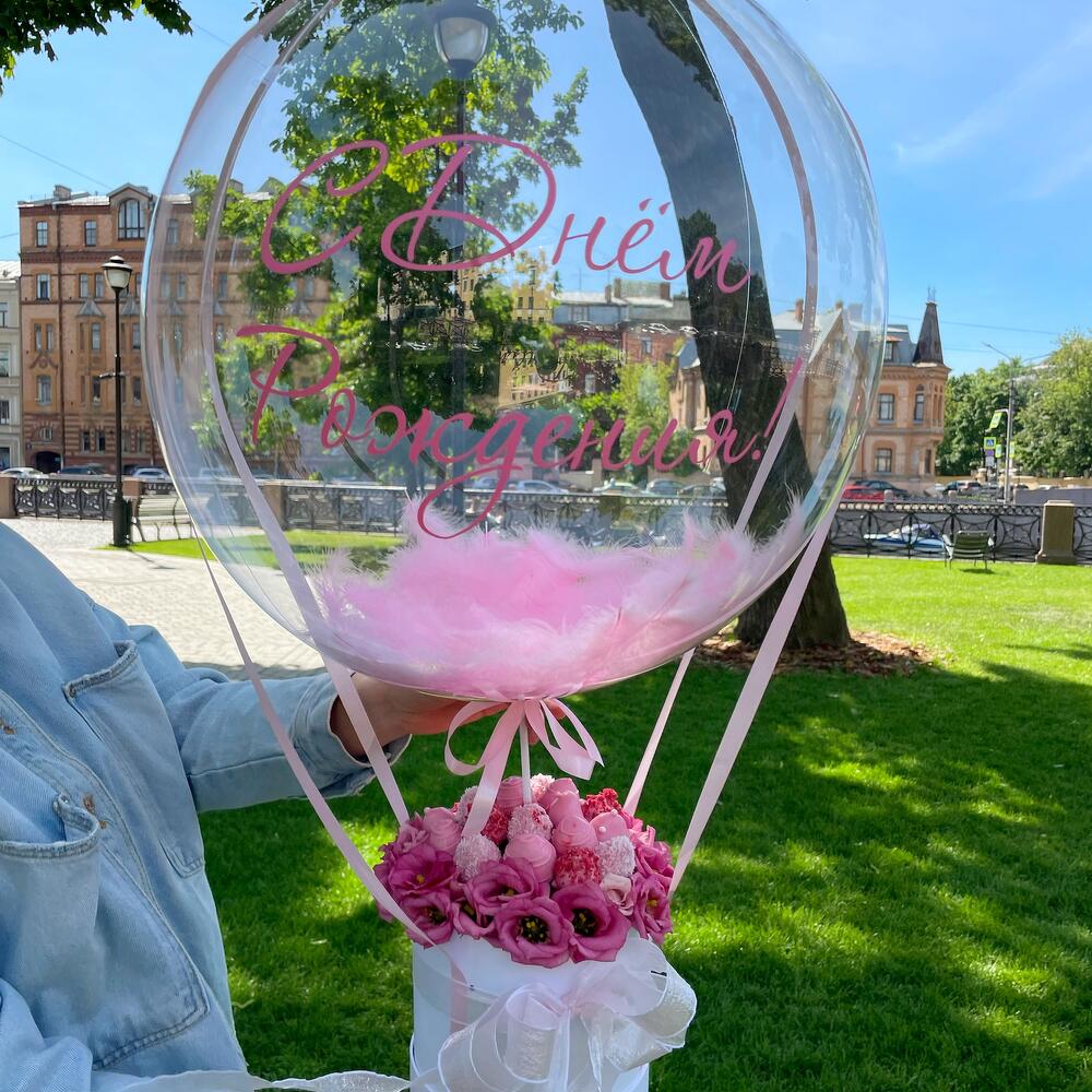 Букет цветов и клубники в шоколаде с воздушным шаром 