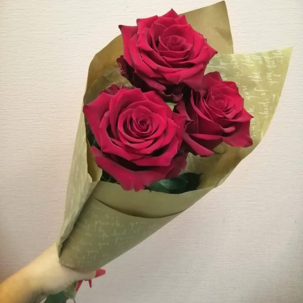 Букет из 3 эквадорских роз 60см в крафте