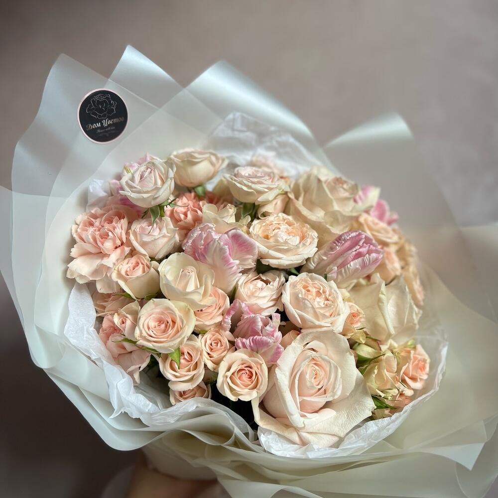 Букет с кустовыми розами, тюльпанами и диантусами