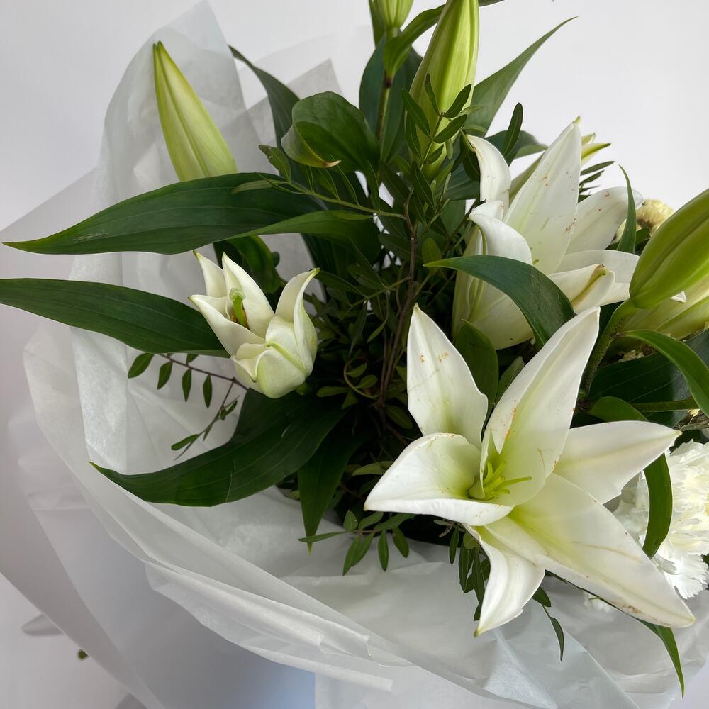 Букет с Лилией, диантусами и Сантини