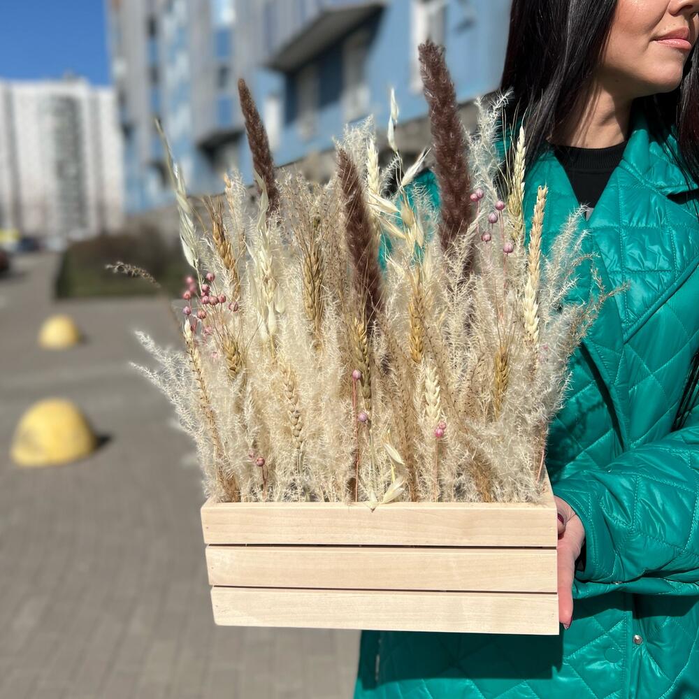Композиция в деревянном кашпо с кортадерией,пшеницей,мискантусом