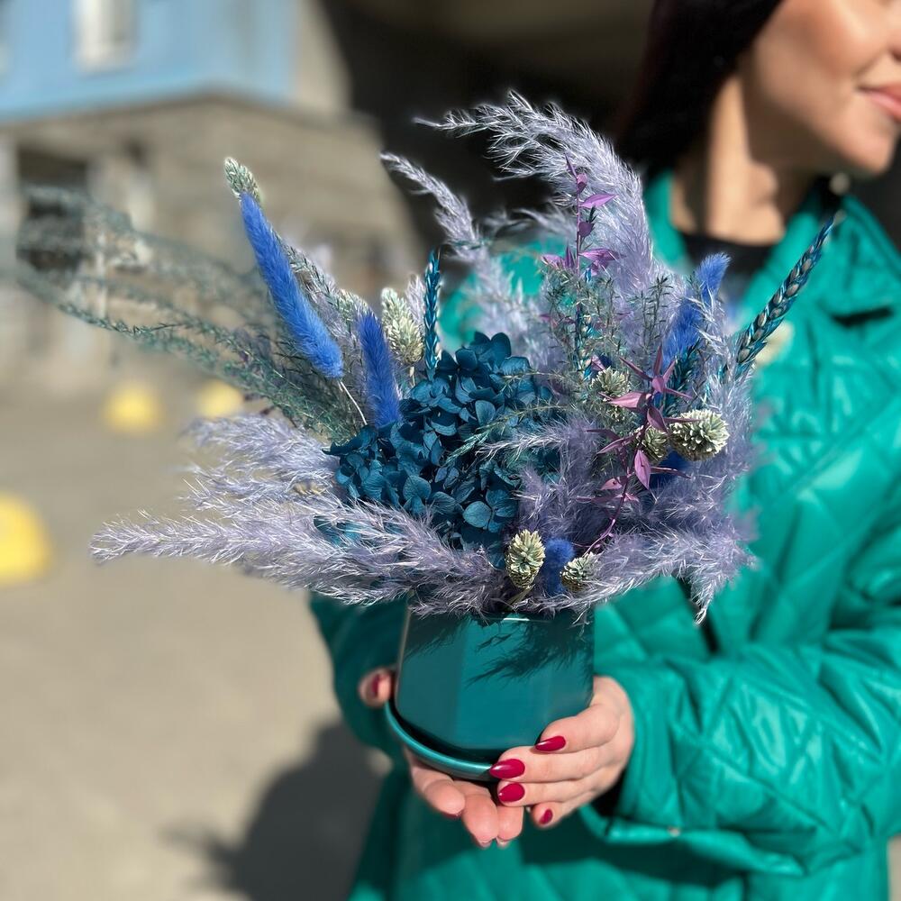 Композиция в керамическом кашпо с лагурусом,стабилизированной гортензией,мискантусом,кортадерией,пшеницей и фаларисом