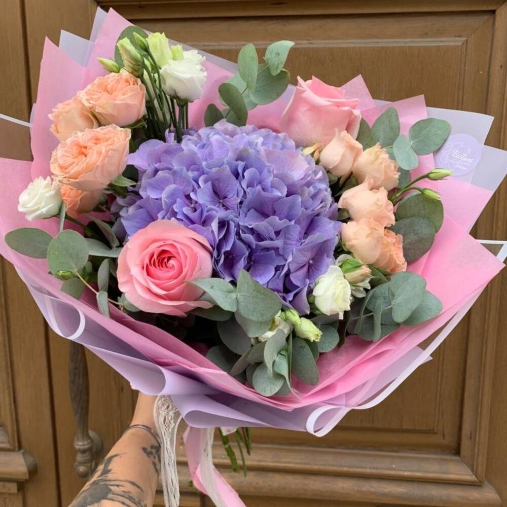 Букет с гортензией и розами 