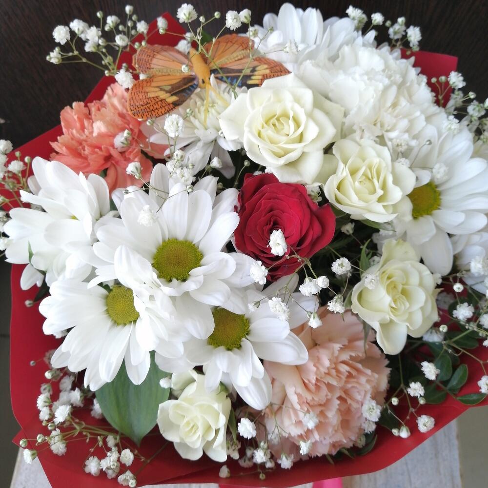 Композиция из хризантемы, роз и гвоздики 