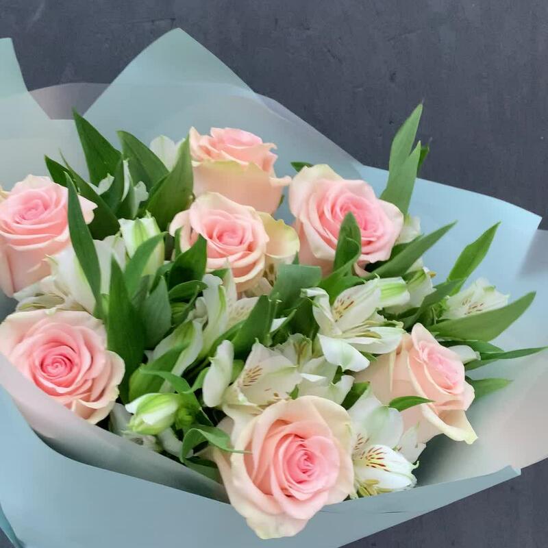 Букет из розовых роз, альстромерии и зелени «Матильда»