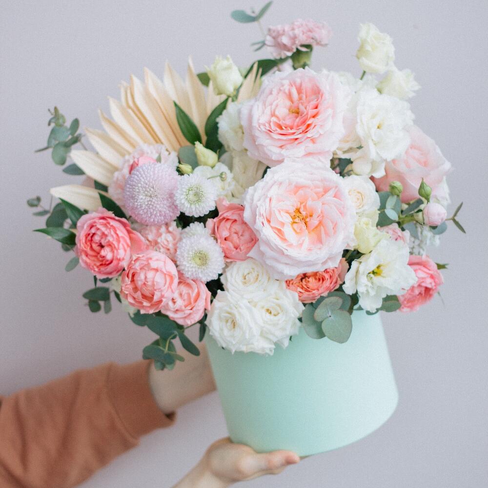 Шляпная коробка с пионовидными розами и пальмой Шляпная коробка с пионовидными розами и пальмой