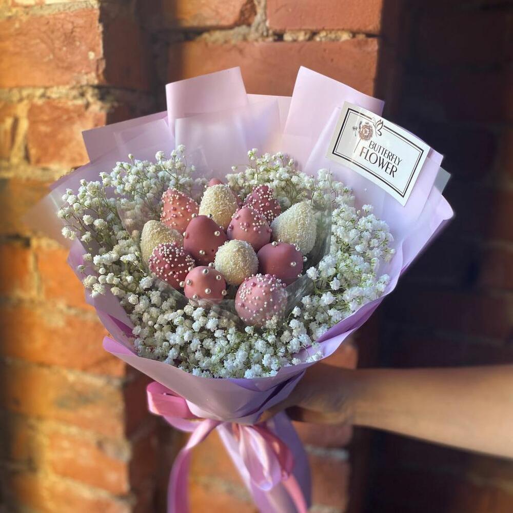 Съедобный фруктовый букет из клубники в шоколаде и гипсофилы 