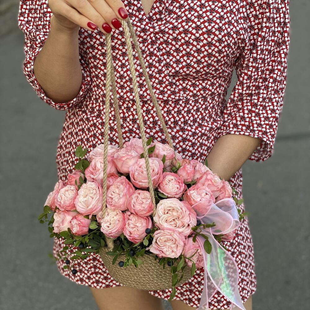 Пионовидная роза в корзиночка Пионовидная роза в корзиночка