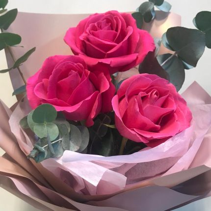 Розы пинк-флойд с эвкалиптом
