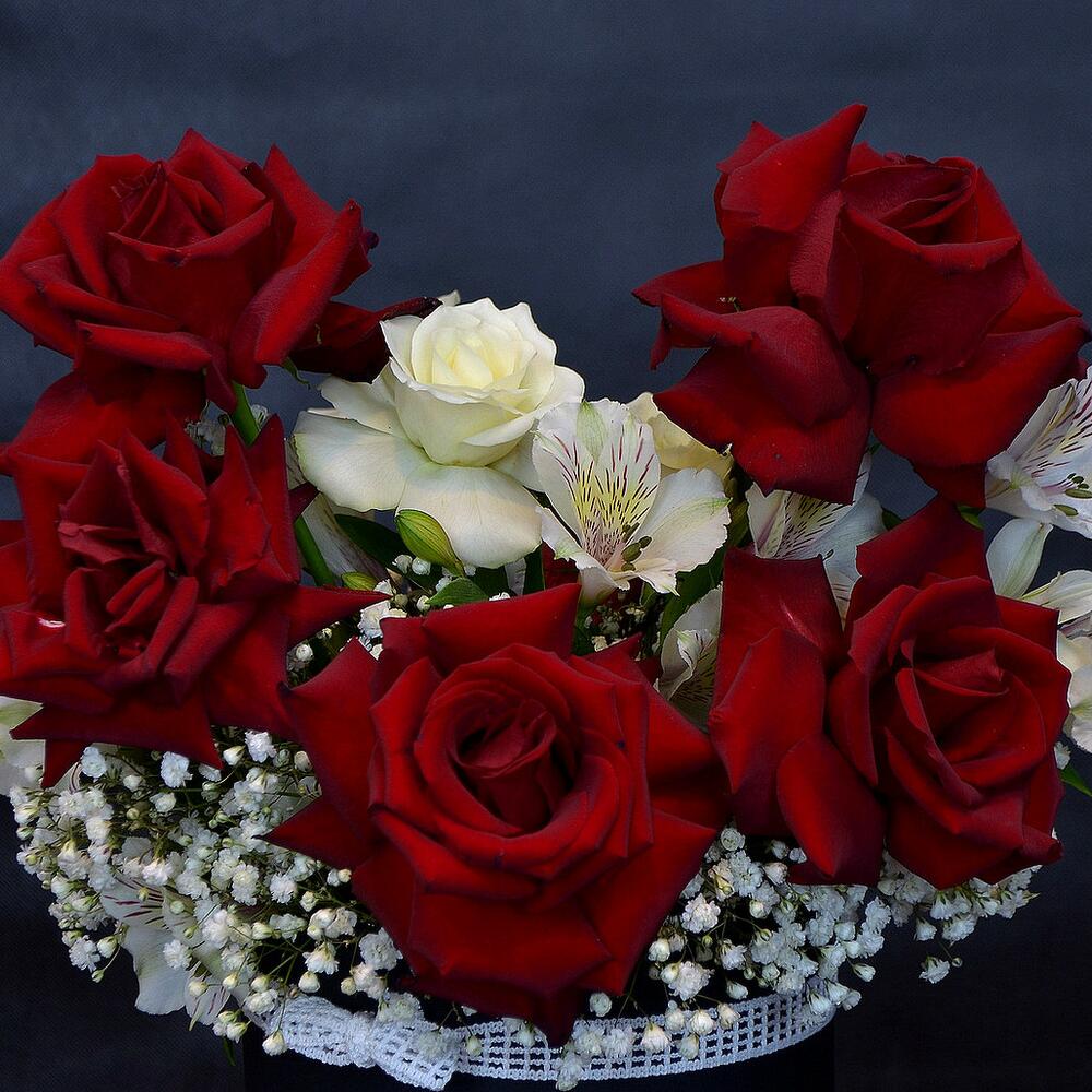 Розы, альстромерии и гипсофила в шляпной коробке