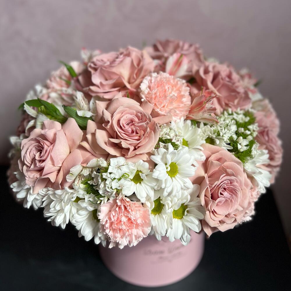 Подарочная композиция из пионовидной розы, альстромерии и диантусами «