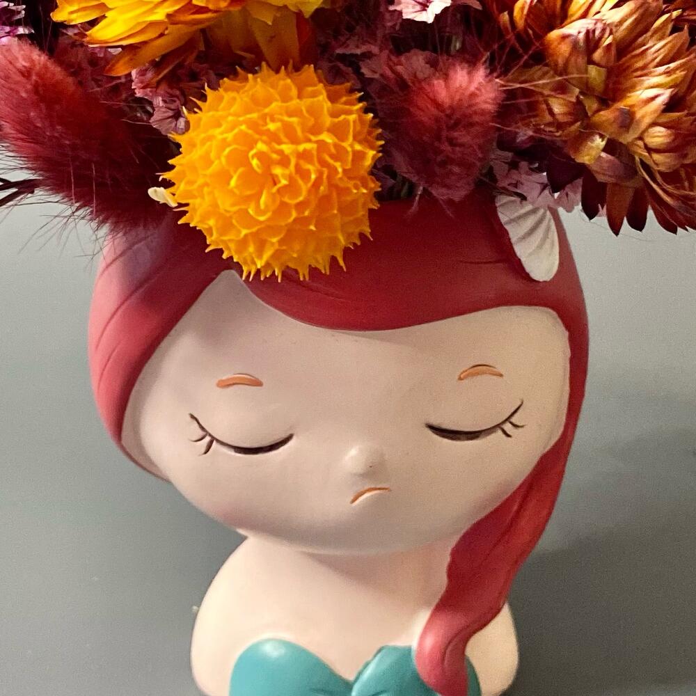 Яркая композиция из сухоцветов в кашпо «Русалочка» Яркая композиция из сухоцветов в кашпо «Русалочка»