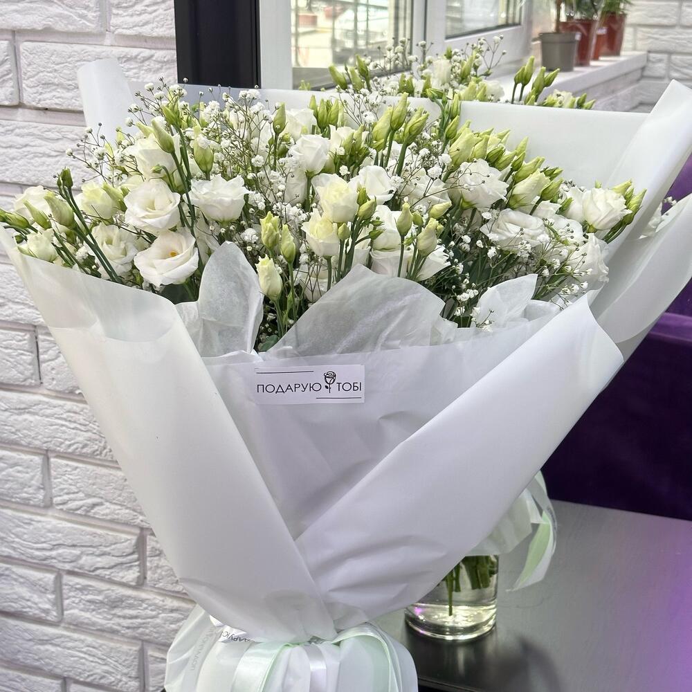 Ніжний білий букет з еустомою та гіпсофілою