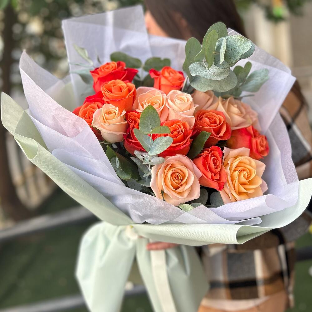 Букет из 17 роз с эвкалиптом